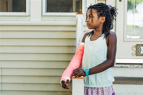 girl with a broken arm